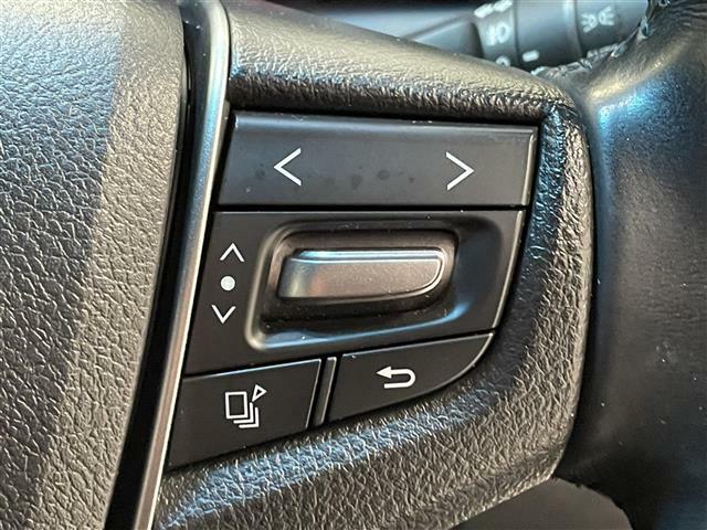 ステアリングスイッチを使うことで、「運転中電話に触れずに電話に出る」「カーオーディオを切り替える」「音量調節をする」といったハンズフリー操作を行うことができる。