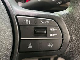 【アダプティブクルーズコントロール】高速道路での長距離走行が楽に！！自動で速度を保つクルーズコントロールが、衝突軽減システムと連携し、前方の車両を感知して車間を保つように速度調節してくれます！！