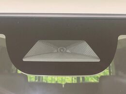 【ホンダセンシング】走行中に前方の車両等を認識し、衝突しそうな時は警報とブレーキで衝突回避と被害軽減をアシスト。より安全にドライブをお楽しみいただけます。