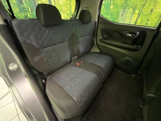 後部座席も気になるようなキズ・汚れやへたり等、大きなダメージはなく、良好な状態です。