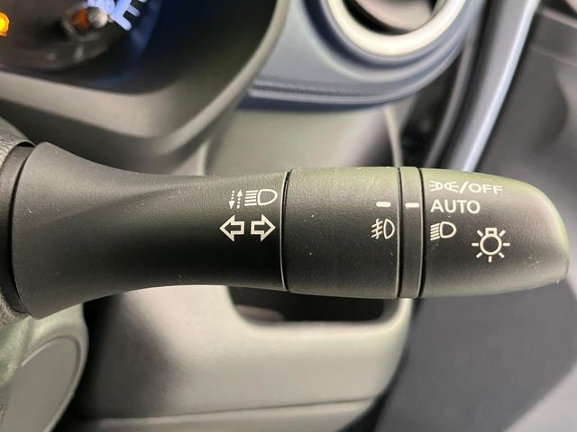 【オートライト】周りの明るさに応じて自動でヘッドライトの点灯・消灯ができる機能です！ライトの付け忘れ・消し忘れなどが無くなり、雨の日や夕方の走行も安心！トンネル通過時も便利ですね♪
