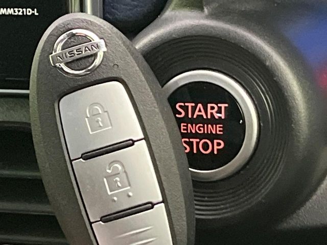 【インテリジェントキー】カバンやポケットに入れたままでもドアの施錠・解錠が可能なスマートキーを装備。エンジンのオン・オフ時もカギを取り出す必要が無いからとっても便利です♪