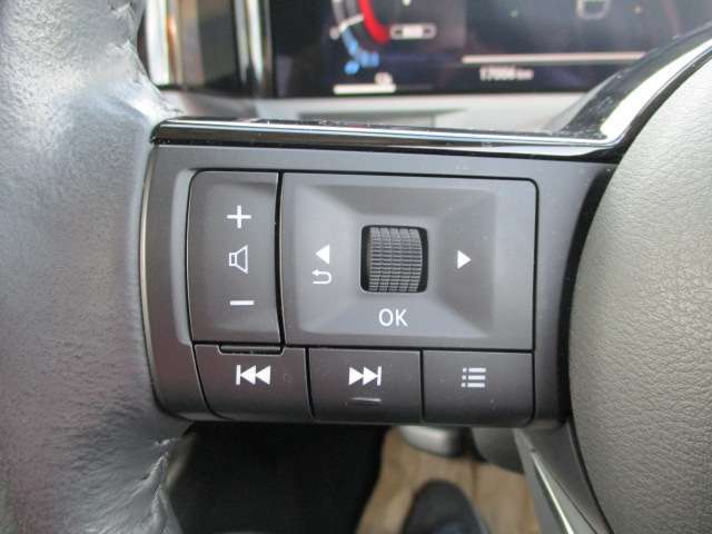 運転中もハンドルから手を放さずにオーディオ操作することができます。
