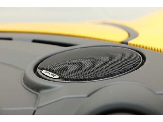 オーディオまわりには高品質なアルパインスピーカーを装着。軽量なロータスでも音質に妥協はございません。