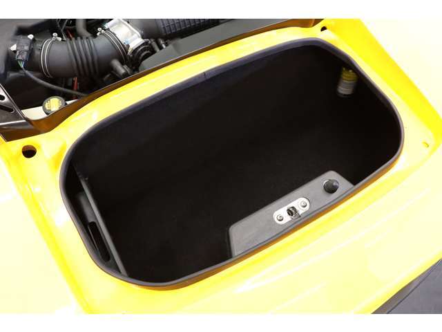 開口部は広めで荷物の出し入れがスムーズ。スポーツカーながら利便性も両立しています。
