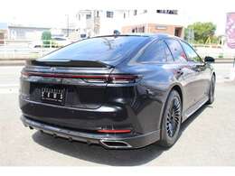 メーカーオプションブラックパッケージ。リヤバンパーモール漆黒メッキ加飾。モデリスタ・トランクスポイラー、エイムゲインリアスポイラー装着。