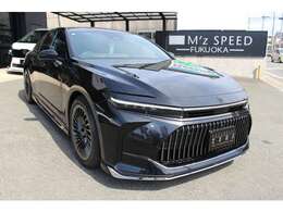 メーカーオプションブラックパッケージ。ヘッドランプモール・ロアグリルモール漆黒メッキ加飾。モデリスタ・フロントスポイラー装着。