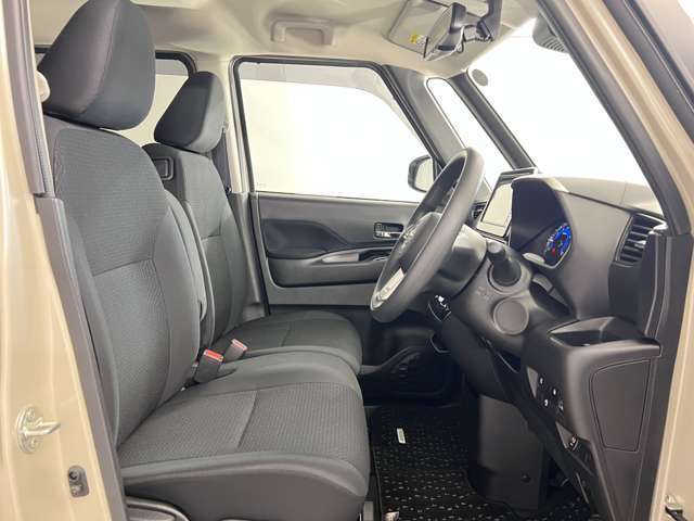 【運転席シート】ゆったりと広々した空間です。ストレスなく運転ができますよ！