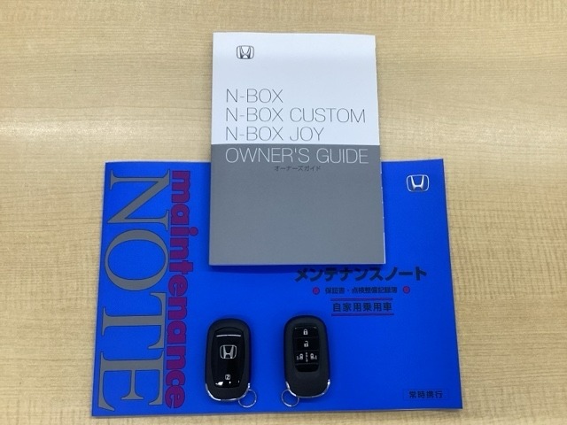 新車保証書・取扱説明書・スペアキーついてます。