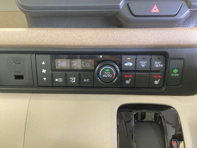 運転席・助手席はそれぞれシートヒーターがついています。寒い冬には嬉しいですね！