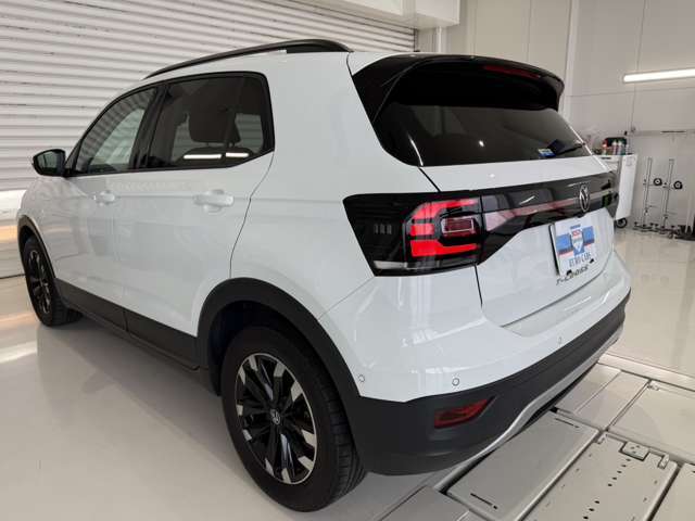 ホワイト色ですので、ボディコーティングをお勧めいたします。施工することで光沢に差が出ます。別途プラン料金を参照ください。