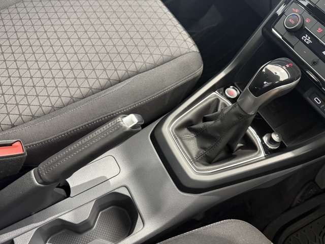 ハンドブレーキは手動になります。