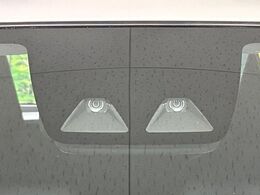【スマートアシスト】走行中に前方の車両等を認識し、衝突しそうな時は警報とブレーキで衝突回避と被害軽減をアシスト。より安全にドライブをお楽しみいただけます。