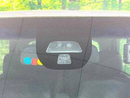 【シティブレーキアクティブシステム】低速走行中に前方の車両等を認識し、衝突しそうな時は警報とブレーキで衝突回避と被害軽減をアシスト。より安全にドライブをお楽しみいただけます。