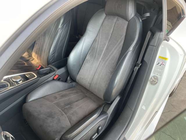 両サイド本革、センター部分はアルカンターラのコンビシート　ヘタリもあまり気になりません。運転席、助手席電動シート、サイドエアバッグ標準装備