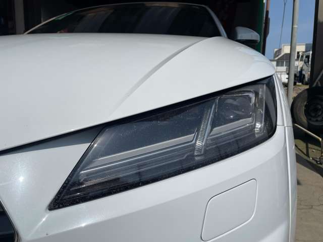 マトリクスLEDヘッドライト　複数のLEDヘッドライトをカメラ画像で細かに制御します。先行車、対向車を検知して個別に切り替えます。マトリクスLEDはフロントダイナミックターンシグナルとセットオプションです。