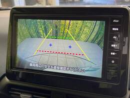 【バックカメラ】駐車時に後方がリアルタイム映像で確認できます。大型商業施設や立体駐車場での駐車時や、夜間のバック時に大活躍！運転スキルに関わらず、今や必須となった装備のひとつです！