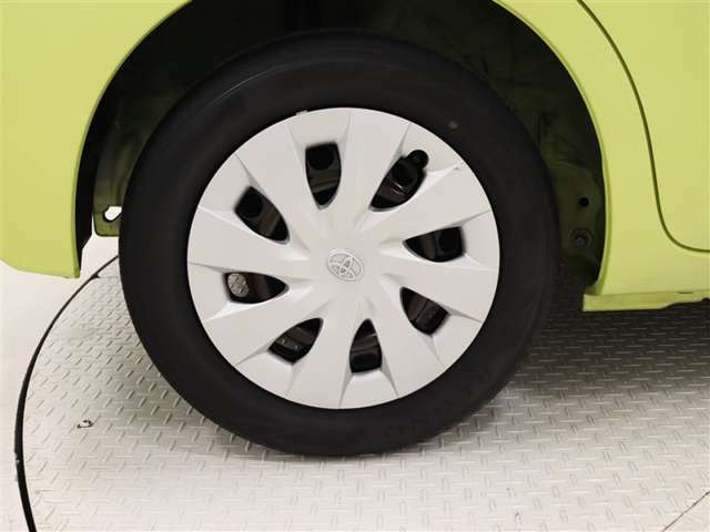 タイヤサイズは175/65R15！納車前の点検時にタイヤ交換させていただきます！スチールホイールに錆が、ホイールキャップに傷があります。