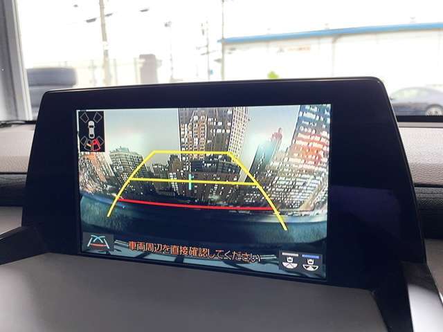 【バックカメラ】運転席から画面上で安全確認ができます。駐車が苦手な方にもオススメな便利機能です。
