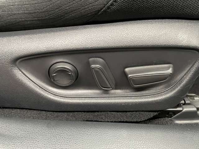 【パワーシート】電動でシートポジションの変更が可能です。手動式より細かくシート設定が可能ですのでより快適な姿勢でドライブを楽しんで頂けるでしょう。