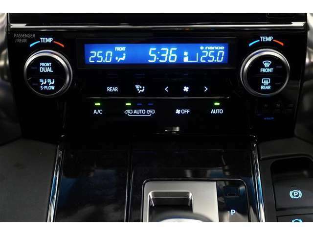 【エアコン】　各操作スイッチなども使いやすい位置に配置されています。