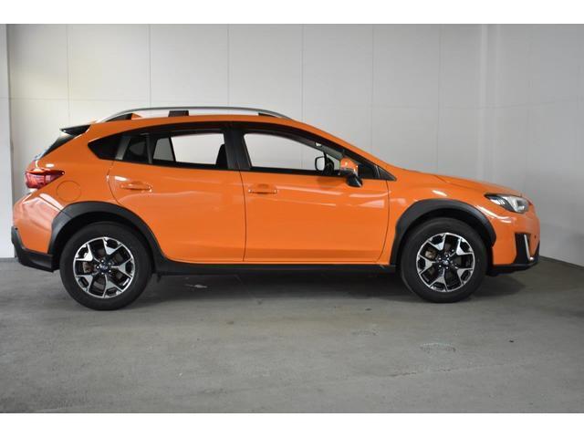 スバルの4WD(AWD)は直進安定性に優れ、日常走行から高速走行まで、さまざまなシーンで安心感に満ちた走りが愉しめます。それは悪路や泥道など左右のタイヤの路面状況が異なるシーンでも変わりません。