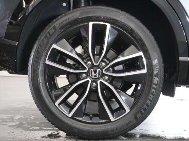 アルミホイール装着車です！これで足元まわりもおしゃれにきまります！