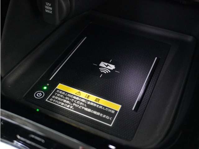 ◆ワイヤレス充電器◆ワイヤレス充電規格Qiに適合した機器を充電エリアに置くことで使用できます。