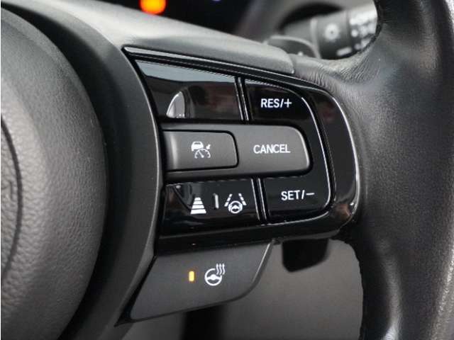 【渋滞追従機能付アダプティブクルーズコントロール】カメラが先行車との車間距離を測定。高速道路の渋滞時に適切な加減速を行い運転者がアクセルやブレーキを操作せずに走行、停車出来るよう支援します。