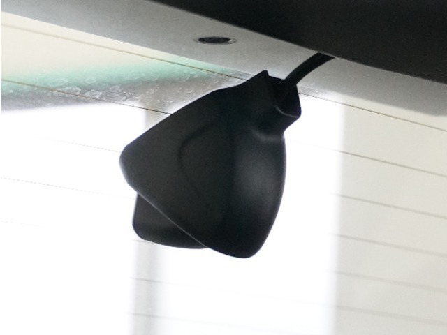 この車にはリアにもドライブレコーダーを装備しております◆映像・音声などを記録する自動車用の装置です。　もしもの事故の際の記録はもちろん、旅行の際の思い出としてドライブの映像を楽しむことができます。