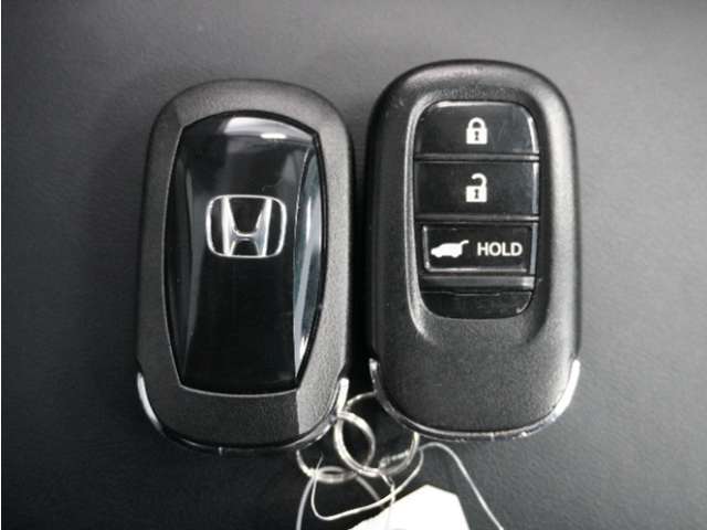 ◆スマートキー◆カギをバッグやポケットに入れたままでもドアロックの開閉ができる『スマートキー』付き！雨天や暗くなってもカギを取り出す必要がなくドアの開錠＆エンジンも始動できます