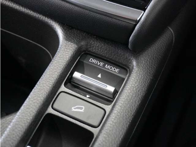 【ドライブモード】複数ある走行モードを切り替えることができ、選択したモードに応じた走行性能へ車両を制御します。