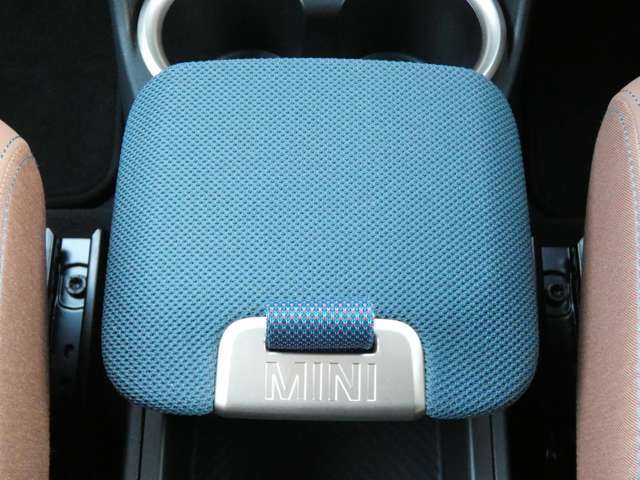 MINIらしいユニークなデザインのセンターコンソールボックス！