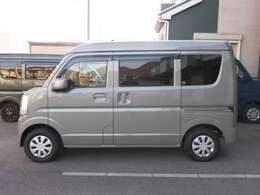 このボディーカラーは新色のモスグレーメタリック