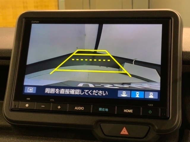 リバースギアに入れるだけで後方の表示へ切り替わります。夜間や雨の日の駐車も楽になりますよ。