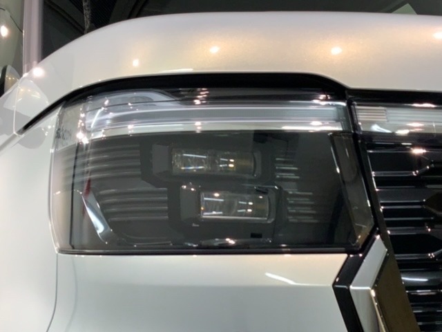 LEDヘッドライトは、点灯の瞬間から最大光量を発揮し、突然暗くなるトンネルなどでの安定感を高めます。