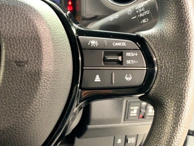クルーズコントロールを装備しています。高速道路などで一定の速度で走ってくれるので運転が楽ですよ！速度を設定できますので、スピードの出しすぎにも注意できます。