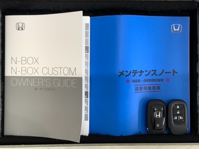 スマートキーは鍵をバッグに入れたままでもドアロックの開閉やエンジンのON・OFFができます。夜間や雨の日も鍵を探さなくて良いので便利です。