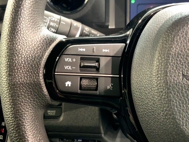 ステアリングにオーディオ操作スイッチが付いています。オーディオ画面に直接タッチしなくても操作が出来ますので、運転に集中できます。