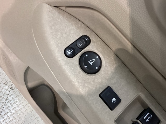 狭い駐車場で便利な電動格納ドアミラーが付いています。