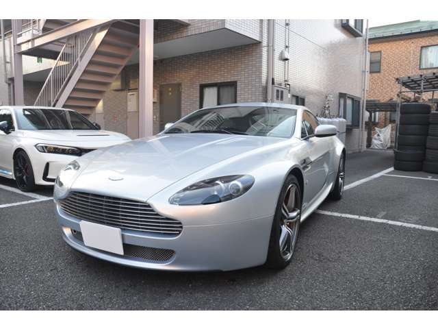 カラーはライトニングシルバーとなっております