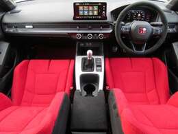 タイプR専用シート（スウェード）ステアリング（アルカンターラ）フロアマットなどで見た目も豪華で装備も充実されています♪♪