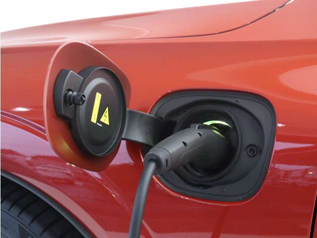 専用コードを接続するだけで簡単に充電が行えます。プラグインハイブリッドモデルRecharge PHEV T6 AWDは、走行中の充電のほか、自宅などに設置された充電機器からの充電が可能です。