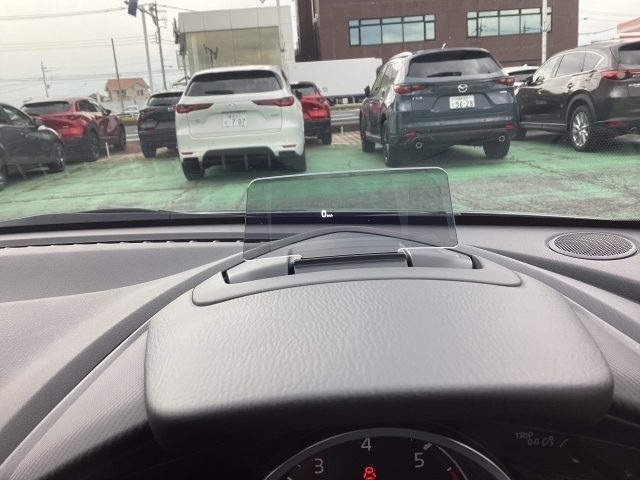ヘッドアップディスプレーを装備。メーターへ視線を変えずに車速、設定した行先の案内矢印等を表示いたします。マツダコネクトの設定画面より運転者合わせてヘッドアップディスプレー内の高さ等の調整が可能です。