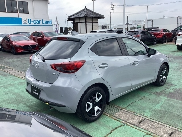 リアビューもスポーティな造形ではっきり分かります。