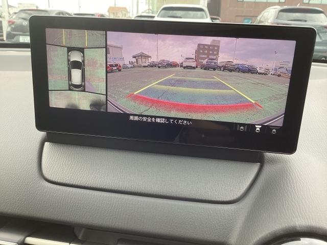 360°ビューモニター＆フロントパーキングセンサーを装備。車両の前後左右に備えた4つのカメラを活用し、車両を上から俯瞰したような映像を表示し駐車やすれ違いなどでの運転をサポートします。
