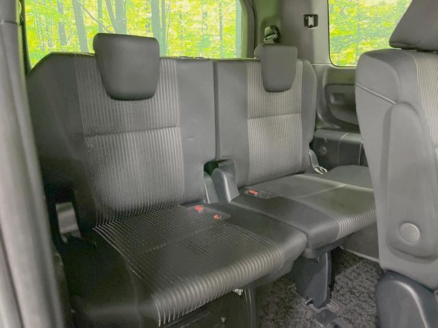 3列目シートはもちろん状態良好☆大人でもゆったりと座って頂けますので、大人数でのお出かけもラクラクです♪ご家族で、気の知れた仲間で、ドライブに行くのが楽しみですね♪