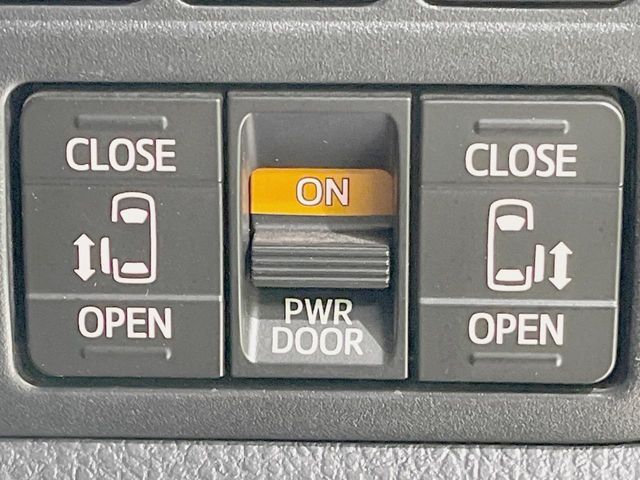 【両側パワースライドドア】スマートキーや運転席のスイッチで後席両側スライドドアの開閉が可能♪電動だから力を入れてドアを開ける必要が無く、小さなお子様でも簡単に開け閉めでき快適です♪