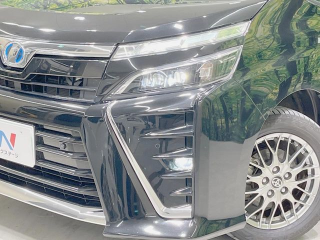 【LEDヘッドライト】悪天候や夜間走行時も良好な視界を確保し安心して運転できる高輝度LEDヘッドライトを装備！点灯速度が早く、消費電力も抑えられています。