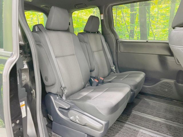 後部座席も気になるようなキズ・汚れやへたり等、大きなダメージはなく、良好な状態です。